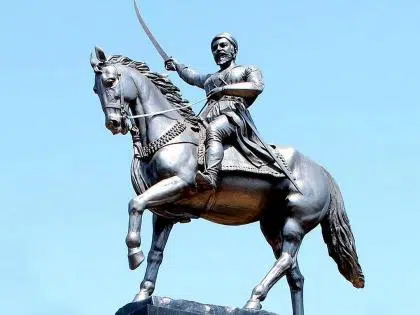 छत्रपति शिवाजी महाराज का चित्र, जो अदम्य साहस, स्वराज्य की स्थापना और सामाजिक समावेशिता के प्रतीक